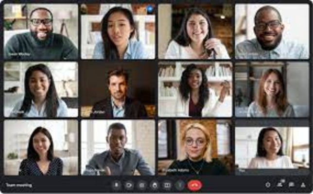 Grupo de pessoas em vídeochamada pelo Google Meet