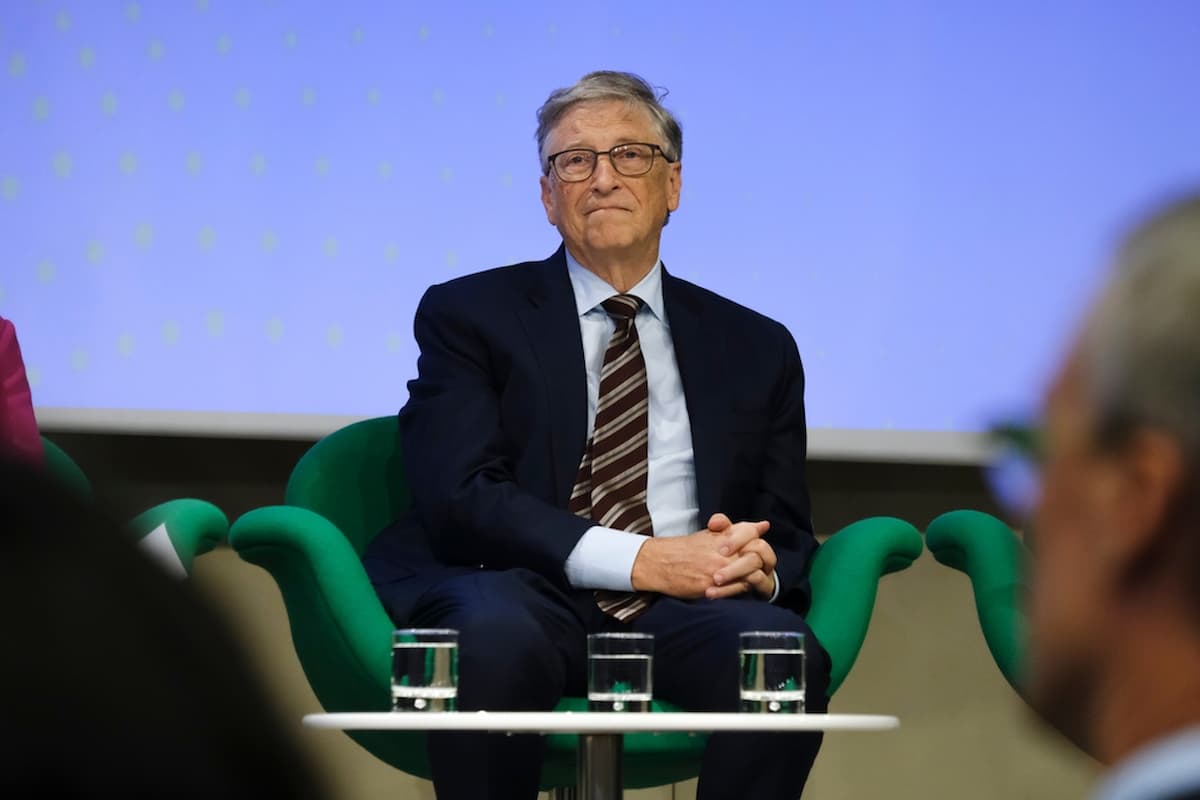 Bilionário Bill Gates sentado em poltrona verde e olhando para a câmera